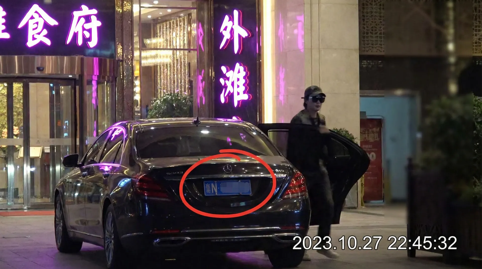 【一线天】真实可靠一线天自媒体~一线天在线播放大全 - 豪车餐厅外偷拍